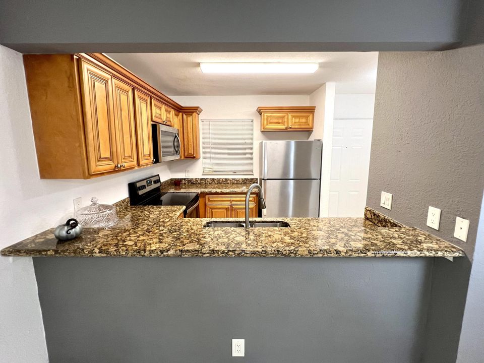 Под контрактом: $1,895 (2 спален, 2 ванн, 904 Квадратных фут)