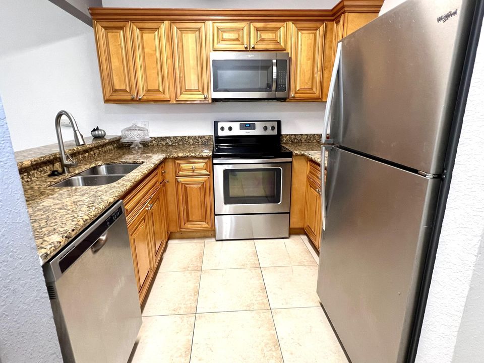 Под контрактом: $1,895 (2 спален, 2 ванн, 904 Квадратных фут)