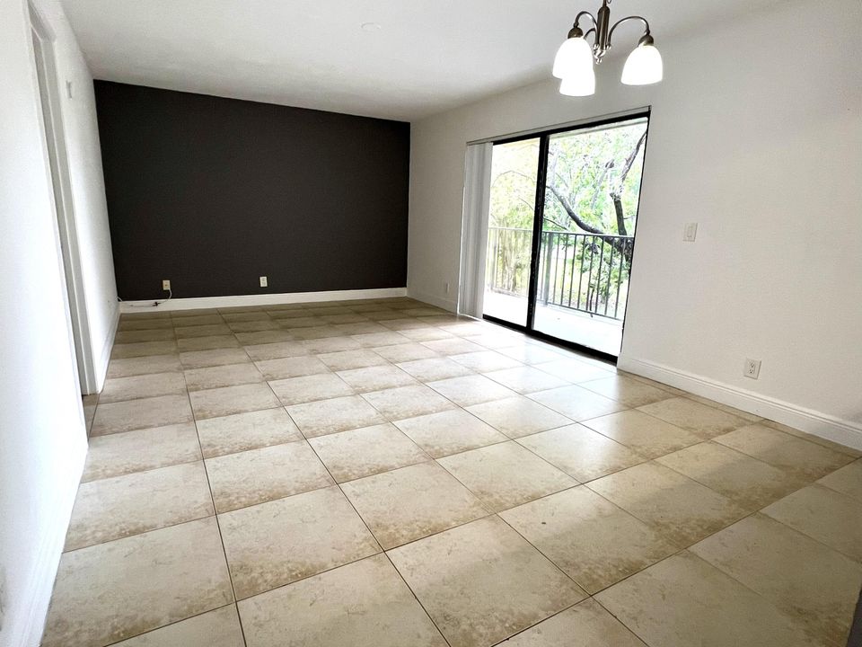 Под контрактом: $1,895 (2 спален, 2 ванн, 904 Квадратных фут)