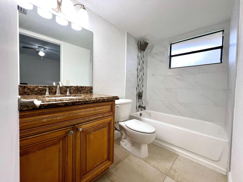 Под контрактом: $1,895 (2 спален, 2 ванн, 904 Квадратных фут)