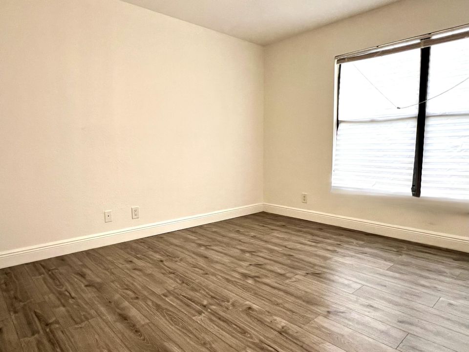 Под контрактом: $1,895 (2 спален, 2 ванн, 904 Квадратных фут)