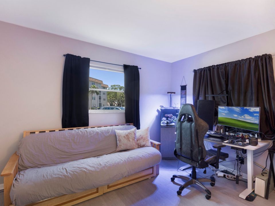 For Sale: $230,000 (2 beds, 2 baths, 1021 Square Feet)