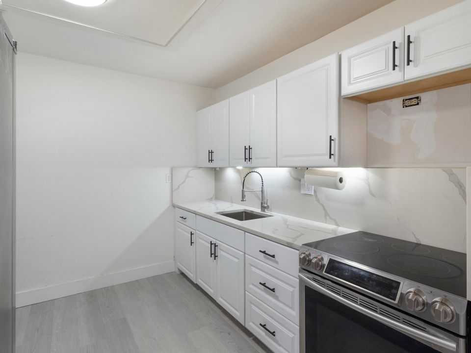 For Sale: $230,000 (2 beds, 2 baths, 1021 Square Feet)