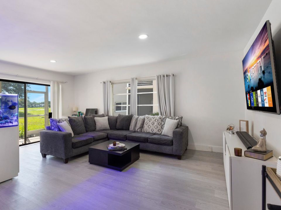 For Sale: $230,000 (2 beds, 2 baths, 1021 Square Feet)