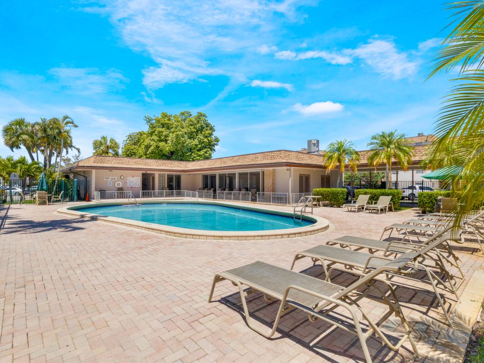 For Sale: $230,000 (2 beds, 2 baths, 1021 Square Feet)