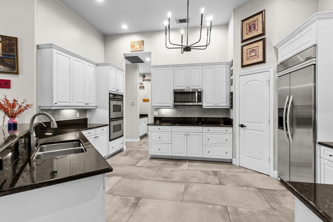 For Sale: $640,000 (3 beds, 2 baths, 2512 Square Feet)