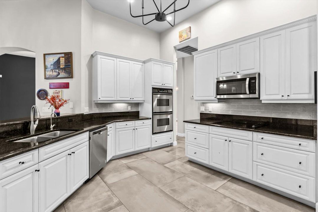 For Sale: $640,000 (3 beds, 2 baths, 2512 Square Feet)