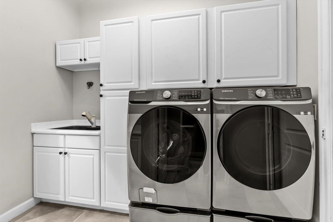 For Sale: $640,000 (3 beds, 2 baths, 2512 Square Feet)