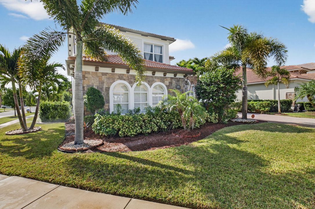 For Sale: $899,999 (5 beds, 3 baths, 3363 Square Feet)