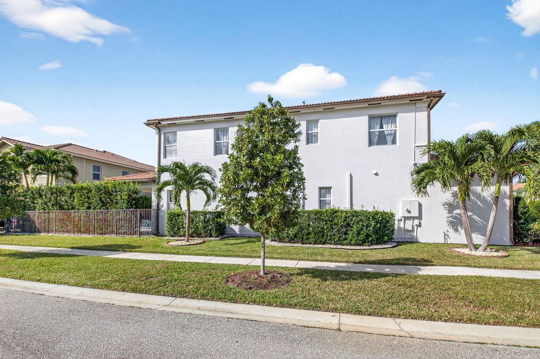 For Sale: $899,999 (5 beds, 3 baths, 3363 Square Feet)