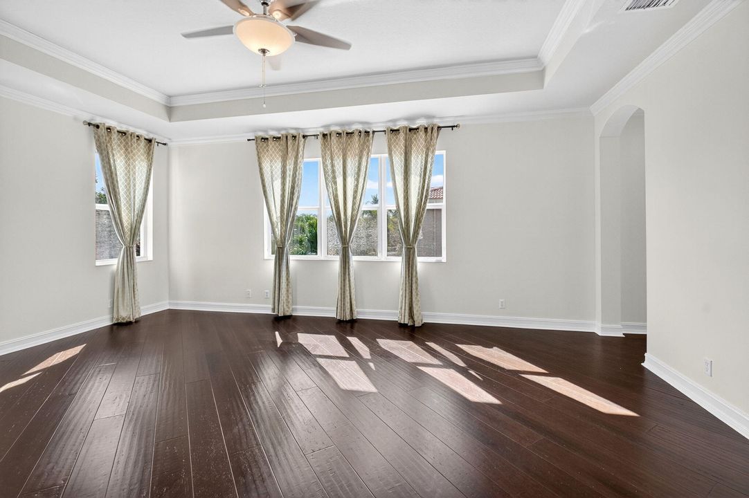 For Sale: $899,999 (5 beds, 3 baths, 3363 Square Feet)