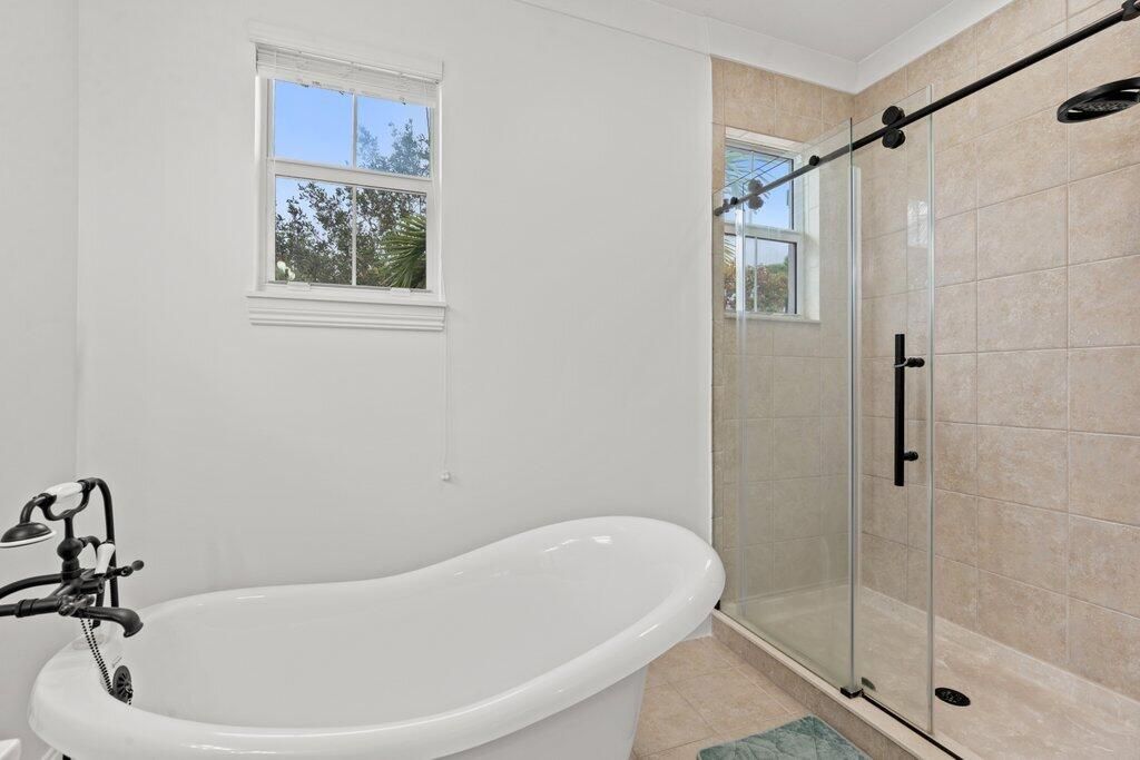 合同活跃: $1,099,000 (4 贝兹, 3 浴室, 2720 平方英尺)