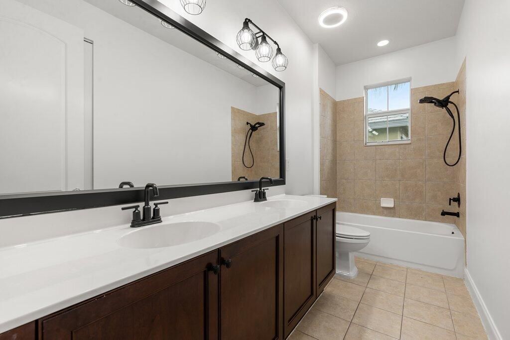 合同活跃: $1,099,000 (4 贝兹, 3 浴室, 2720 平方英尺)