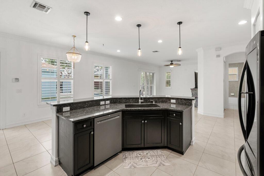 合同活跃: $1,099,000 (4 贝兹, 3 浴室, 2720 平方英尺)