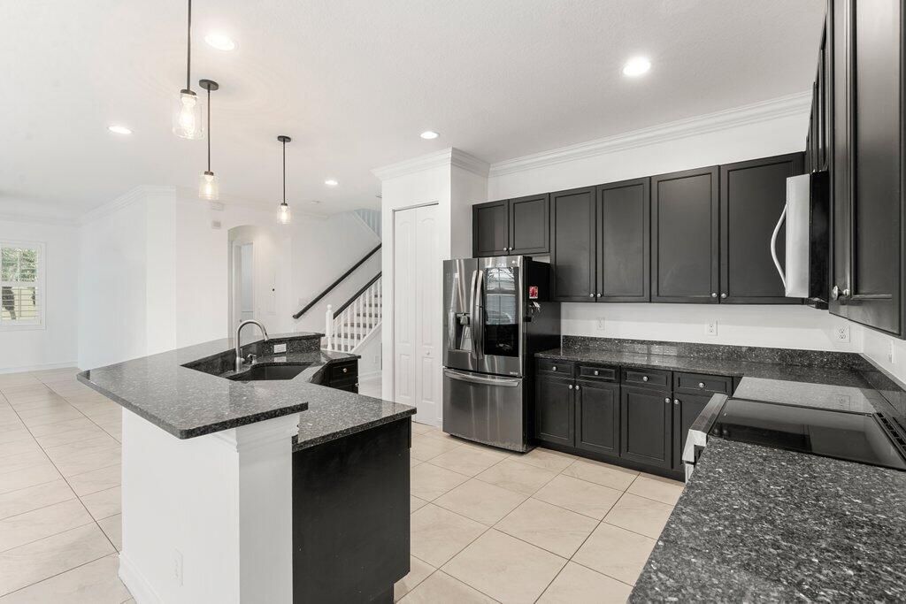 合同活跃: $1,099,000 (4 贝兹, 3 浴室, 2720 平方英尺)