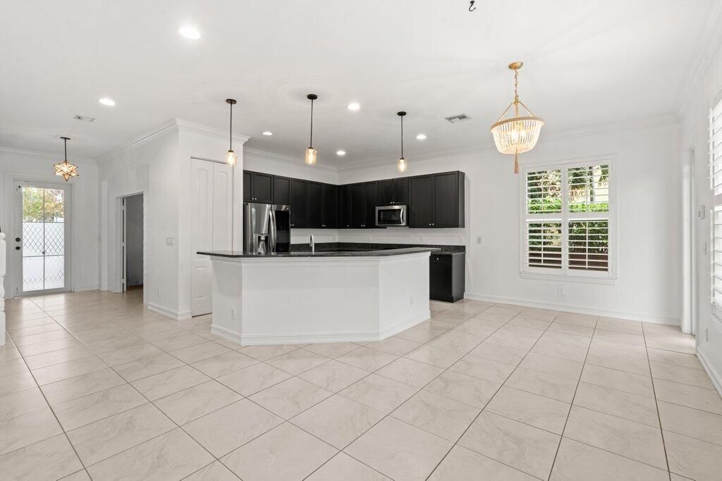 合同活跃: $1,099,000 (4 贝兹, 3 浴室, 2720 平方英尺)