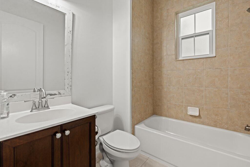 合同活跃: $1,099,000 (4 贝兹, 3 浴室, 2720 平方英尺)