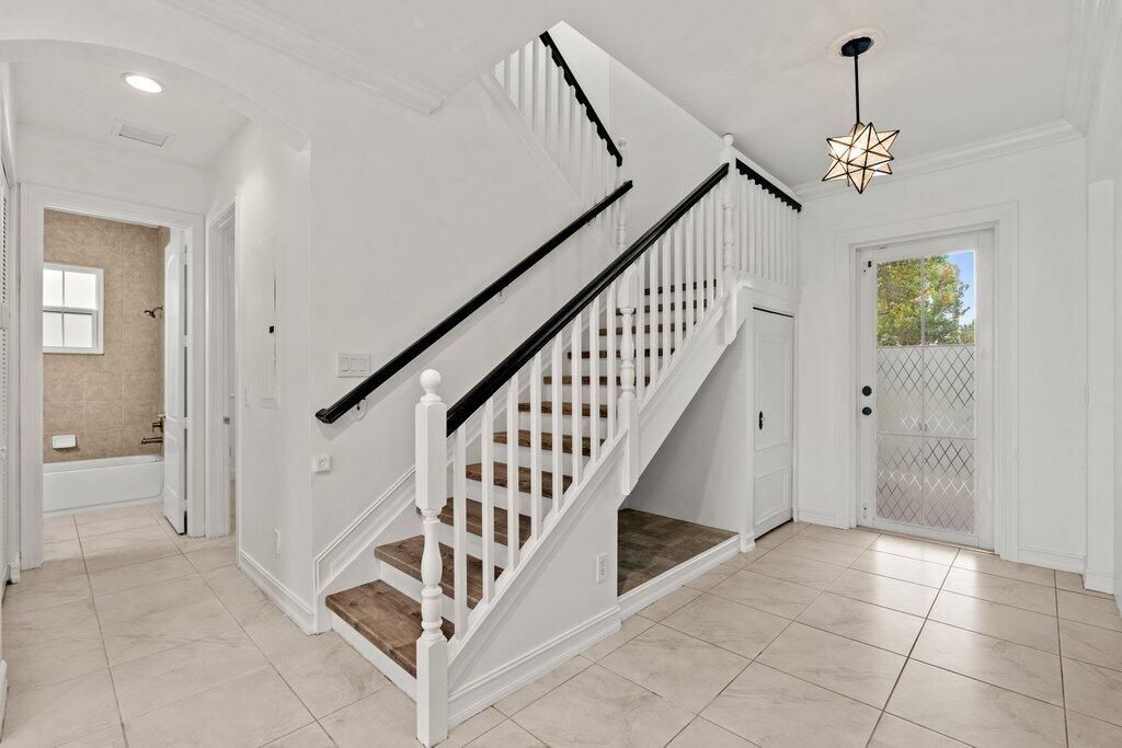 合同活跃: $1,099,000 (4 贝兹, 3 浴室, 2720 平方英尺)