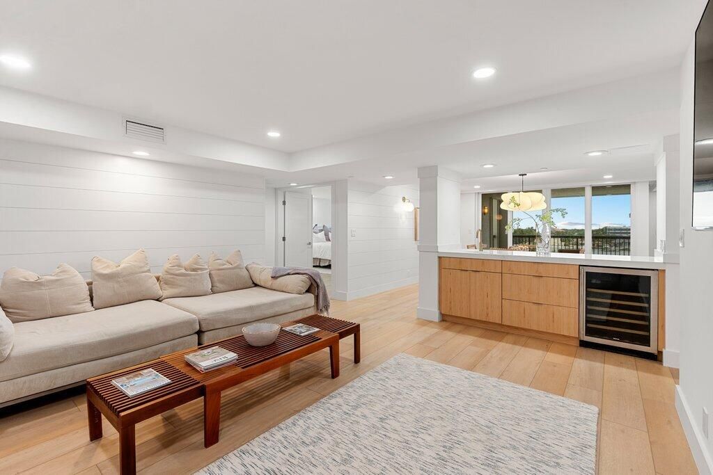 For Sale: $3,299,000 (3 beds, 2 baths, 3025 Square Feet)