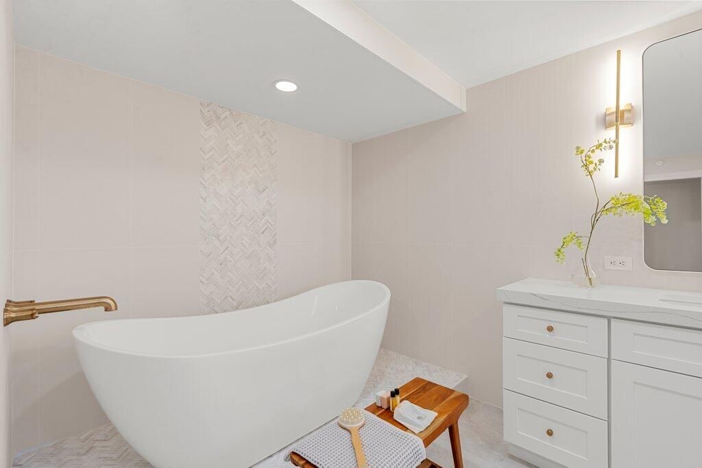 For Sale: $3,299,000 (3 beds, 2 baths, 3025 Square Feet)