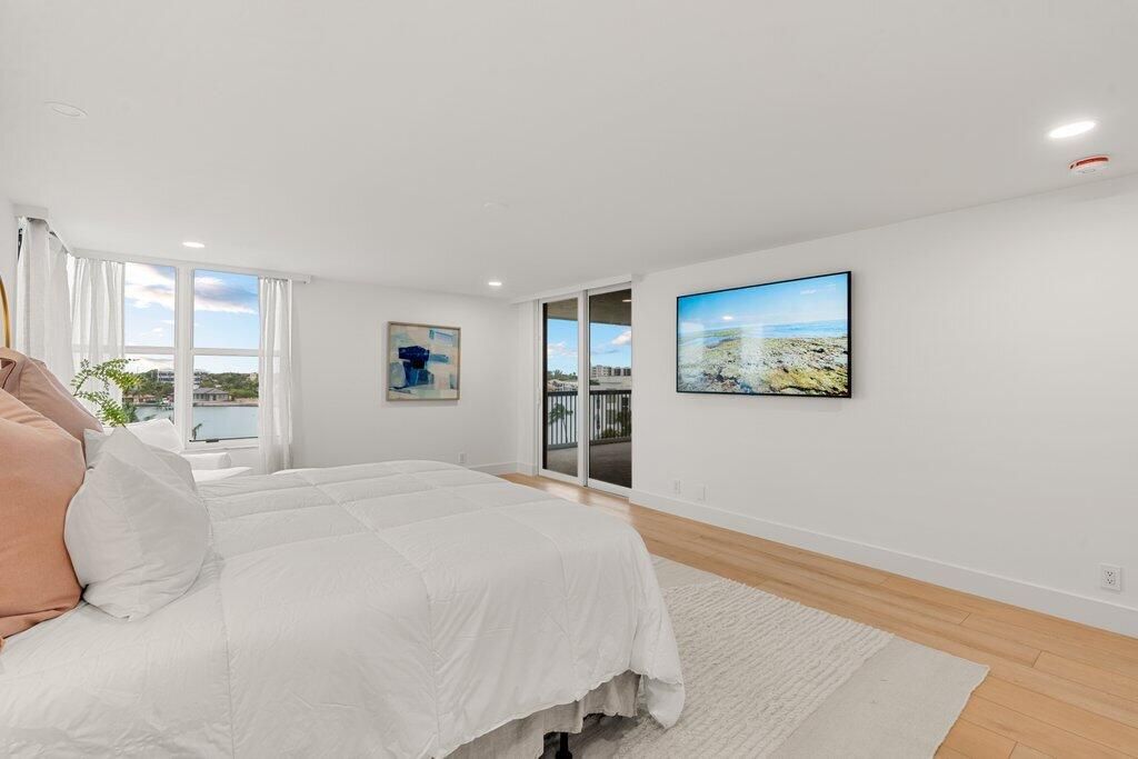 For Sale: $3,299,000 (3 beds, 2 baths, 3025 Square Feet)