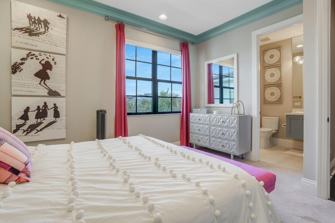 出租: $18,000 (4 贝兹, 4 浴室, 4390 平方英尺)