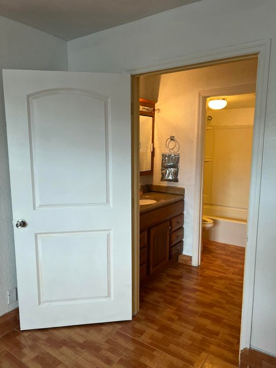 For Sale: $210,000 (2 beds, 2 baths, 1050 Square Feet)