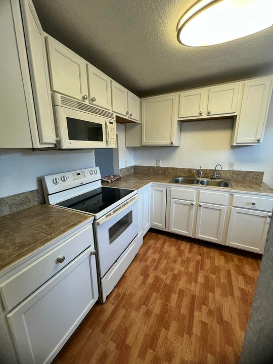 For Sale: $210,000 (2 beds, 2 baths, 1050 Square Feet)