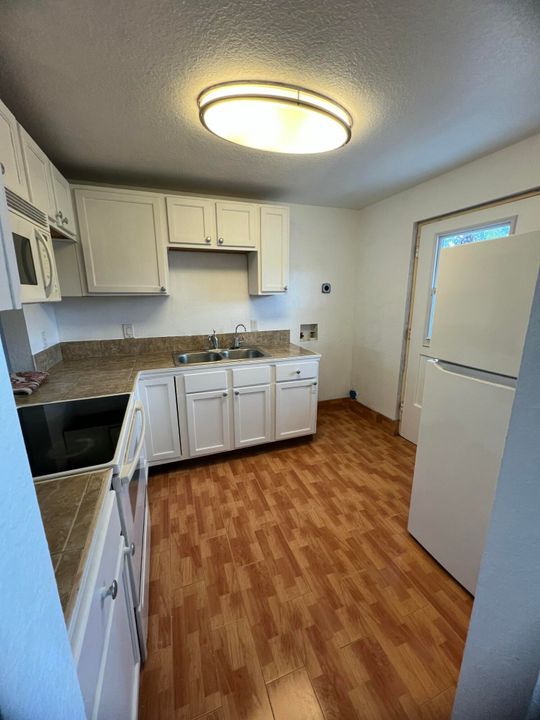 For Sale: $210,000 (2 beds, 2 baths, 1050 Square Feet)