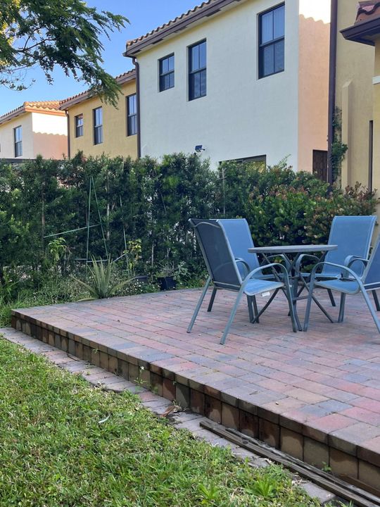 For Rent: $3,950 (4 beds, 2 baths, 2040 Square Feet)