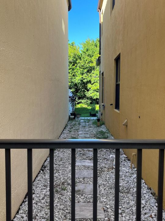 For Rent: $3,950 (4 beds, 2 baths, 2040 Square Feet)