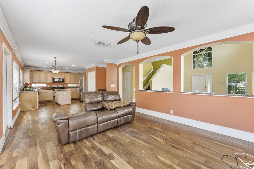 Под контрактом: $469,000 (4 спален, 2 ванн, 2145 Квадратных фут)