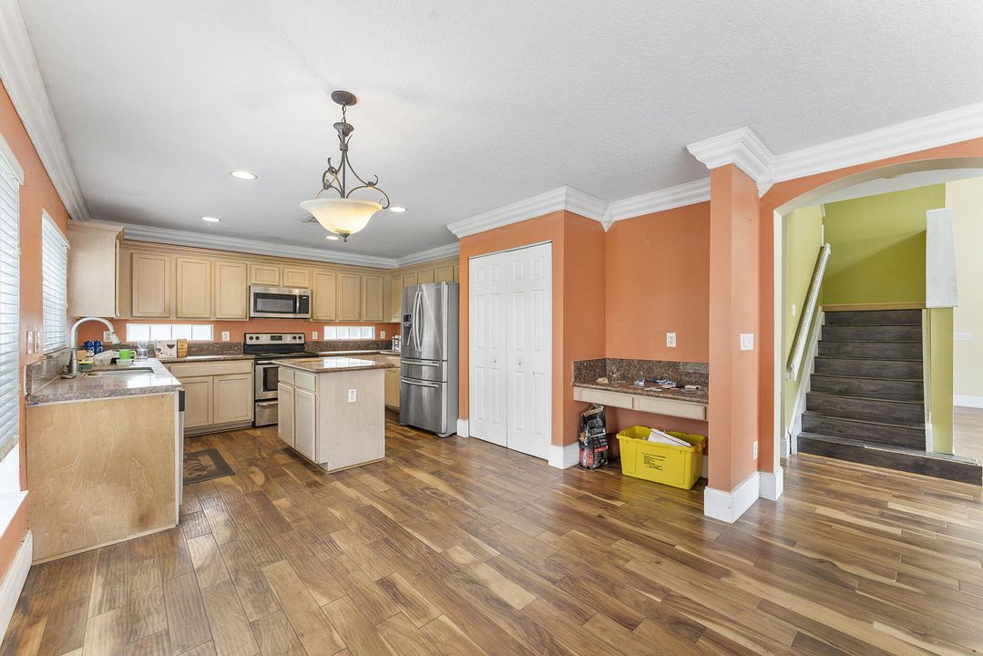 Под контрактом: $469,000 (4 спален, 2 ванн, 2145 Квадратных фут)