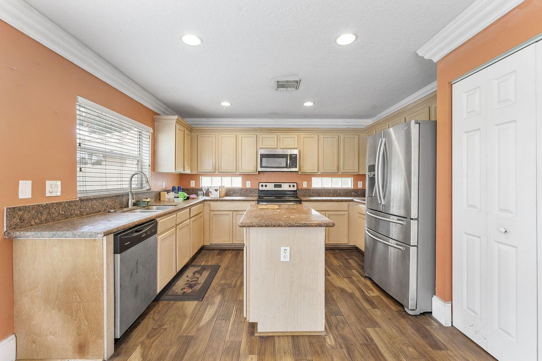 Под контрактом: $469,000 (4 спален, 2 ванн, 2145 Квадратных фут)