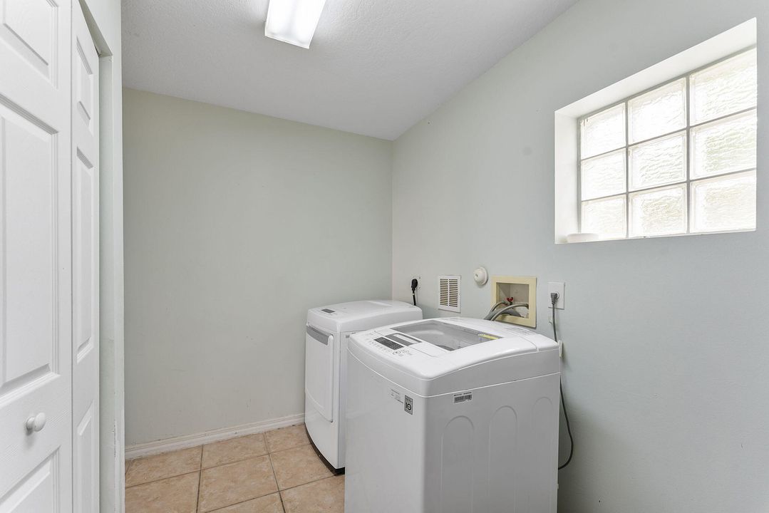 Под контрактом: $469,000 (4 спален, 2 ванн, 2145 Квадратных фут)