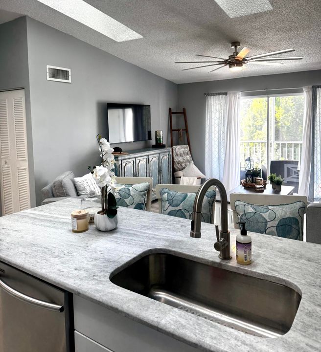 待售: $269,000 (2 贝兹, 2 浴室, 1018 平方英尺)