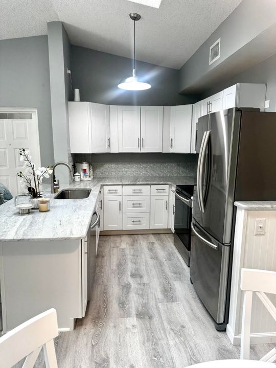 待售: $269,000 (2 贝兹, 2 浴室, 1018 平方英尺)