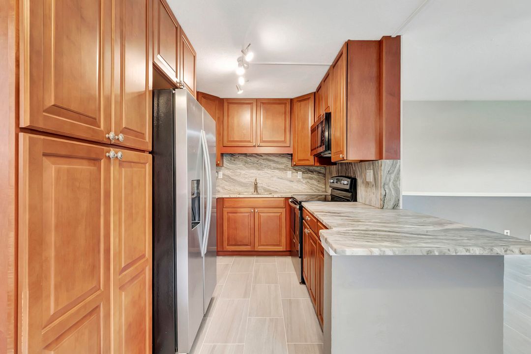 На продажу: $140,000 (2 спален, 2 ванн, 920 Квадратных фут)