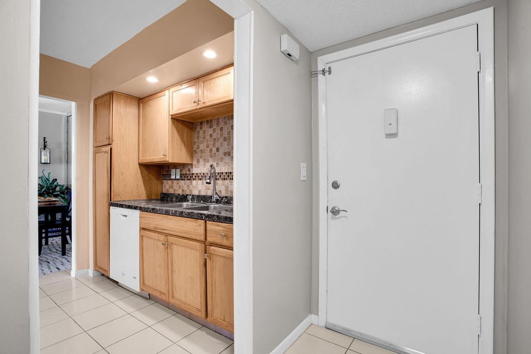 待售: $235,000 (2 贝兹, 2 浴室, 1080 平方英尺)