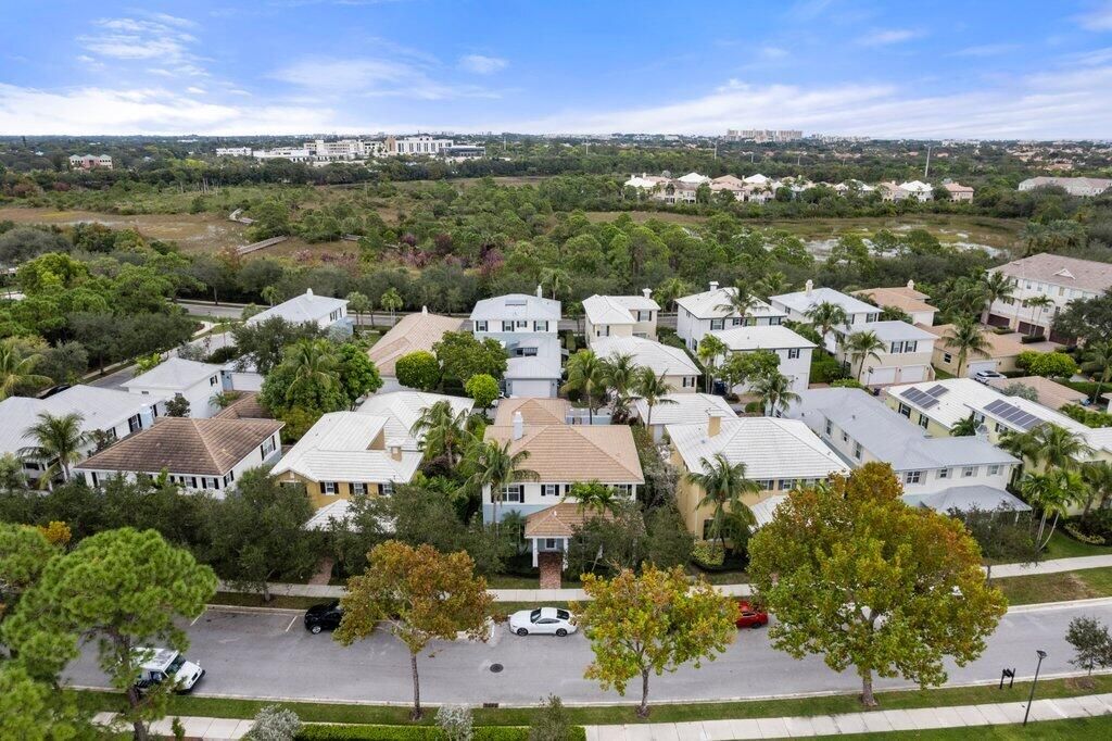 合同活跃: $1,099,000 (4 贝兹, 3 浴室, 2720 平方英尺)