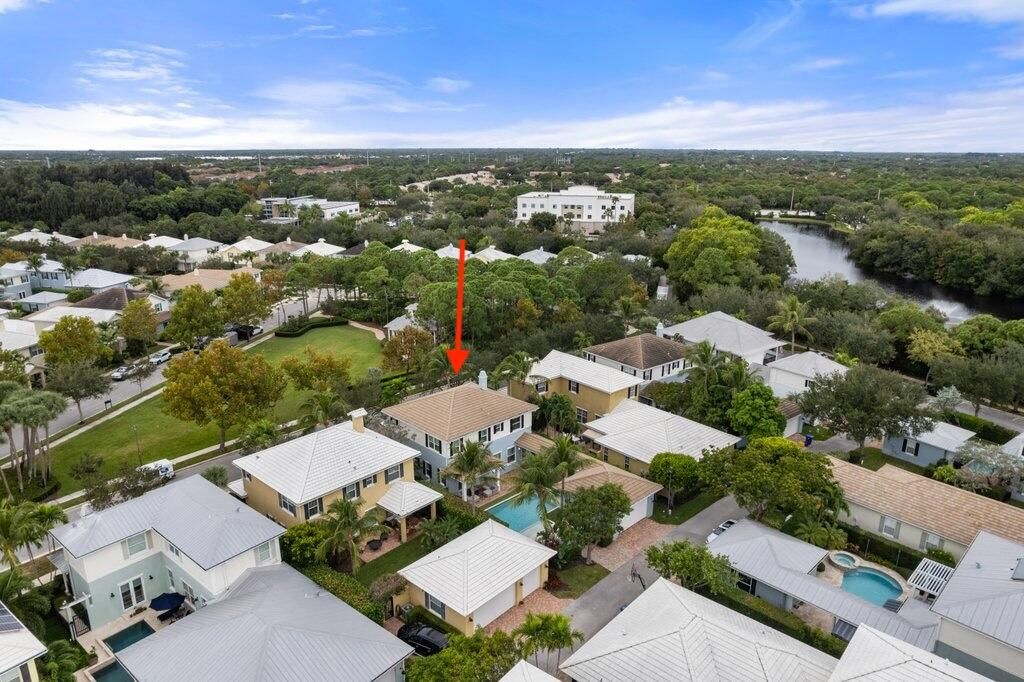 合同活跃: $1,099,000 (4 贝兹, 3 浴室, 2720 平方英尺)