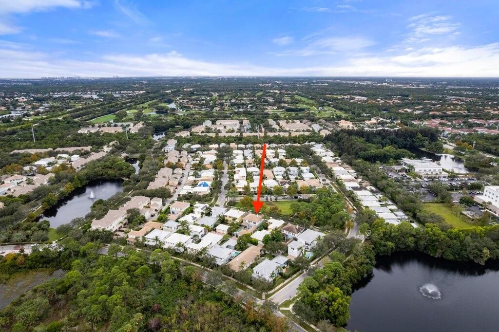 合同活跃: $1,099,000 (4 贝兹, 3 浴室, 2720 平方英尺)