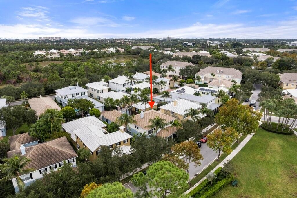 合同活跃: $1,099,000 (4 贝兹, 3 浴室, 2720 平方英尺)