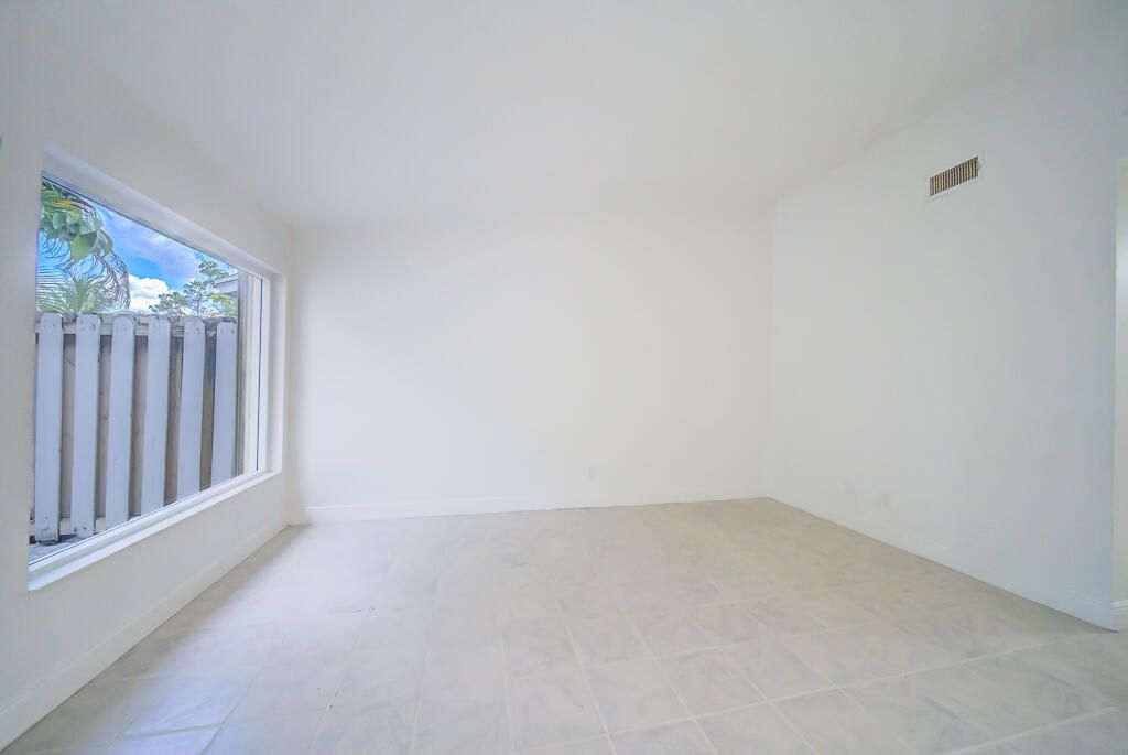 Activo con contrato: $324,500 (3 camas, 2 baños, 1110 Pies cuadrados)