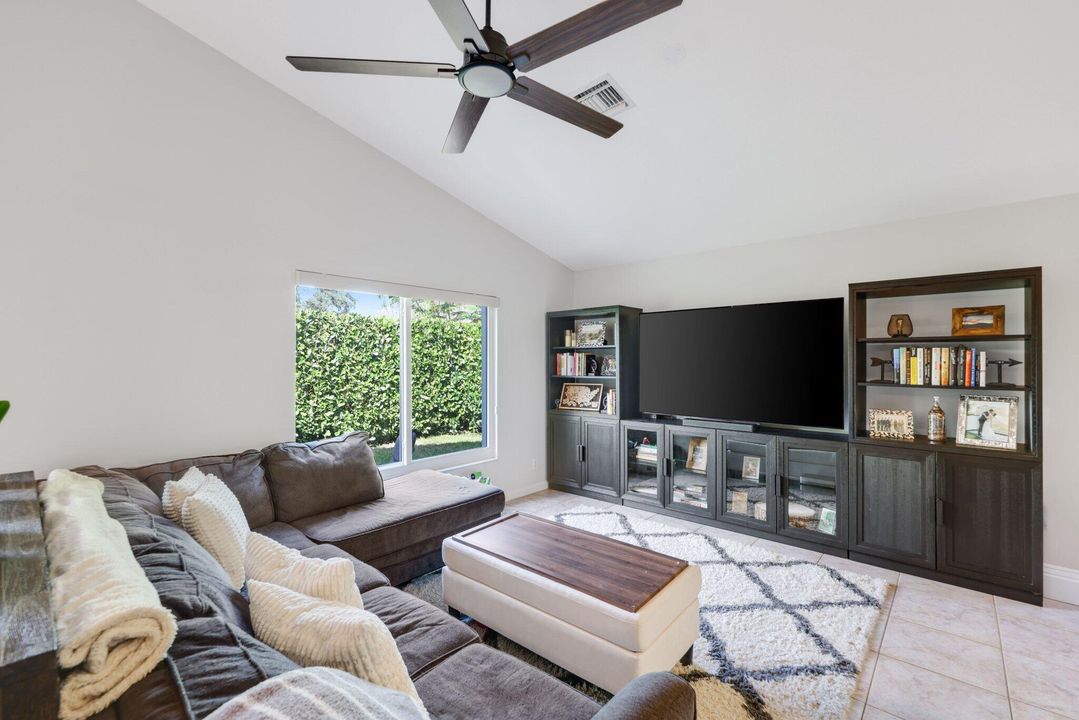 合同活跃: $719,000 (3 贝兹, 2 浴室, 1659 平方英尺)