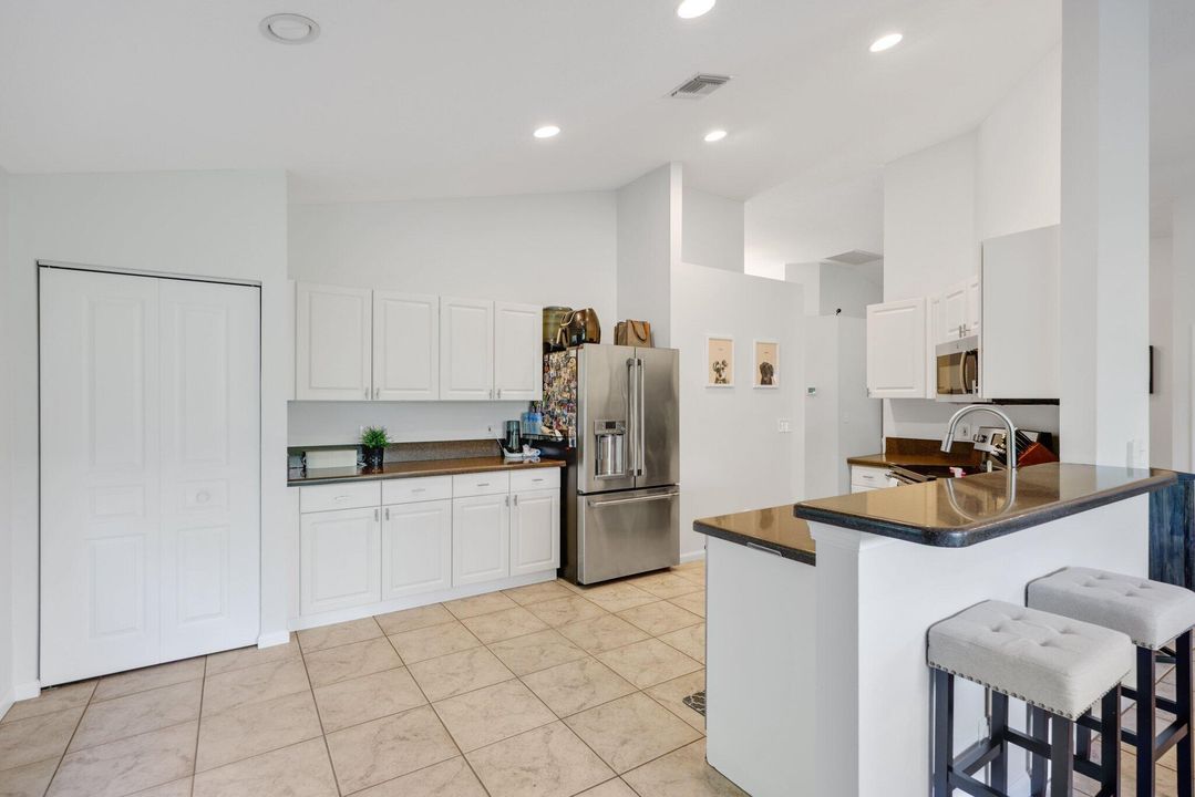 合同活跃: $719,000 (3 贝兹, 2 浴室, 1659 平方英尺)