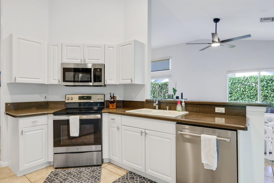 合同活跃: $719,000 (3 贝兹, 2 浴室, 1659 平方英尺)