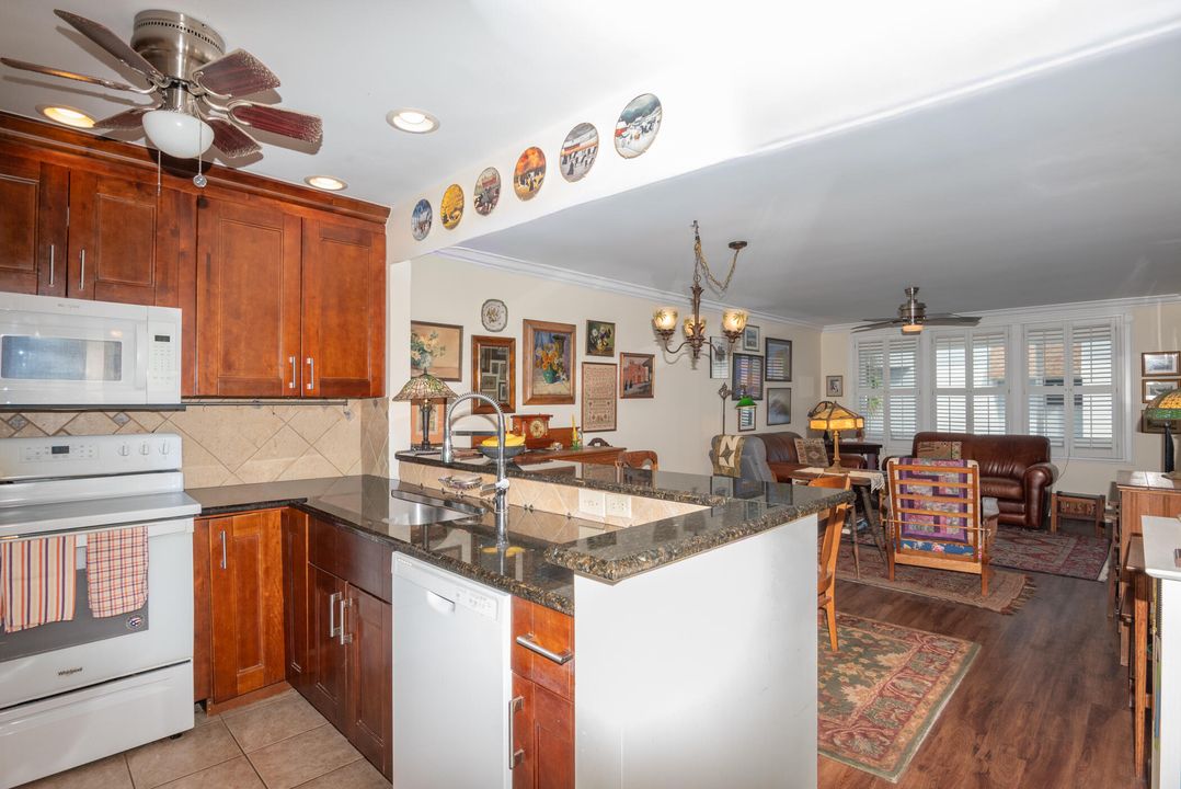 For Sale: $199,000 (2 beds, 2 baths, 1010 Square Feet)