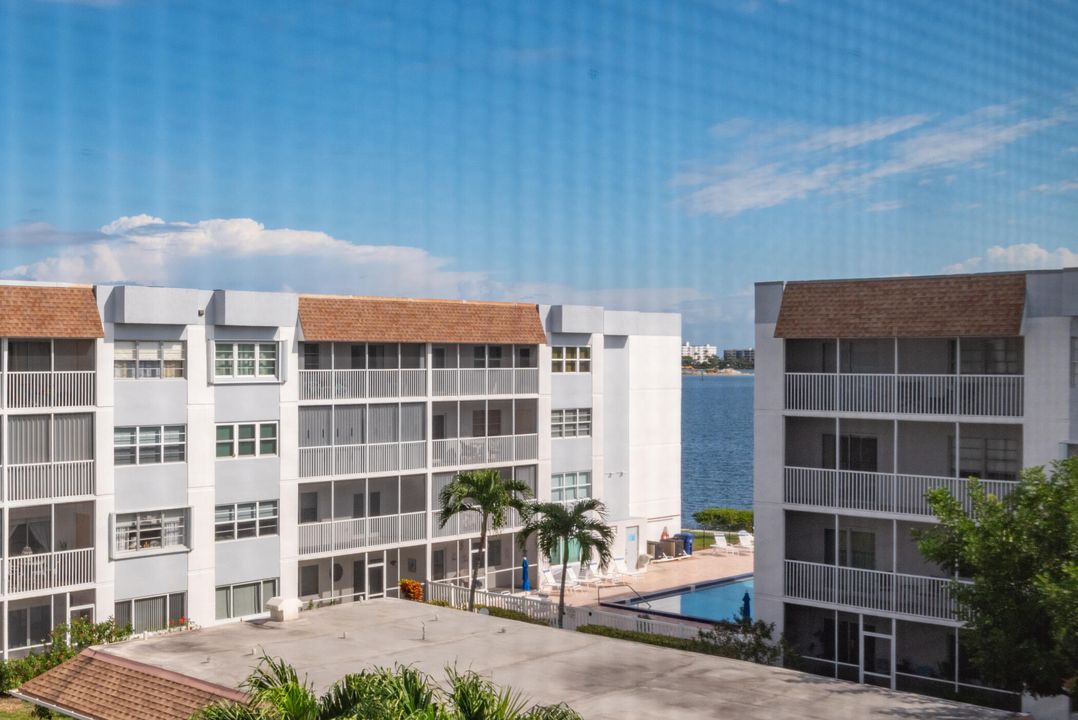 For Sale: $199,000 (2 beds, 2 baths, 1010 Square Feet)