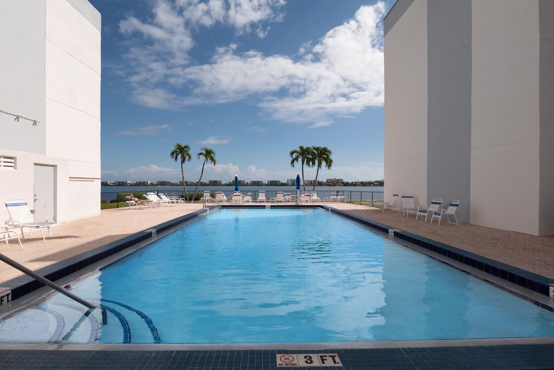 For Sale: $199,000 (2 beds, 2 baths, 1010 Square Feet)